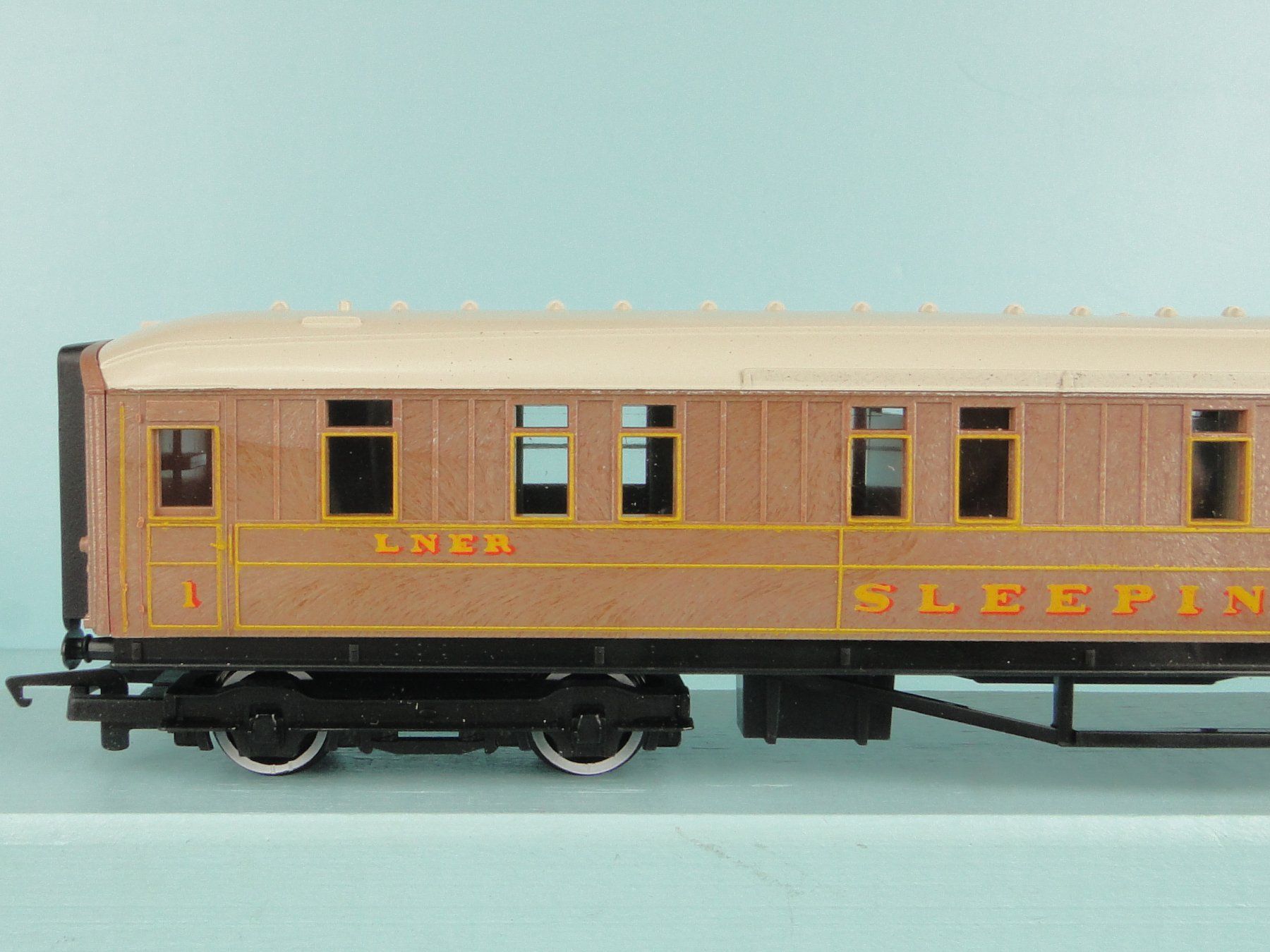 Hornby Modelleisenbahnen: Hornby R 479 LNER Sleeping Car – Gebraucht aus Bülach von cann11 5