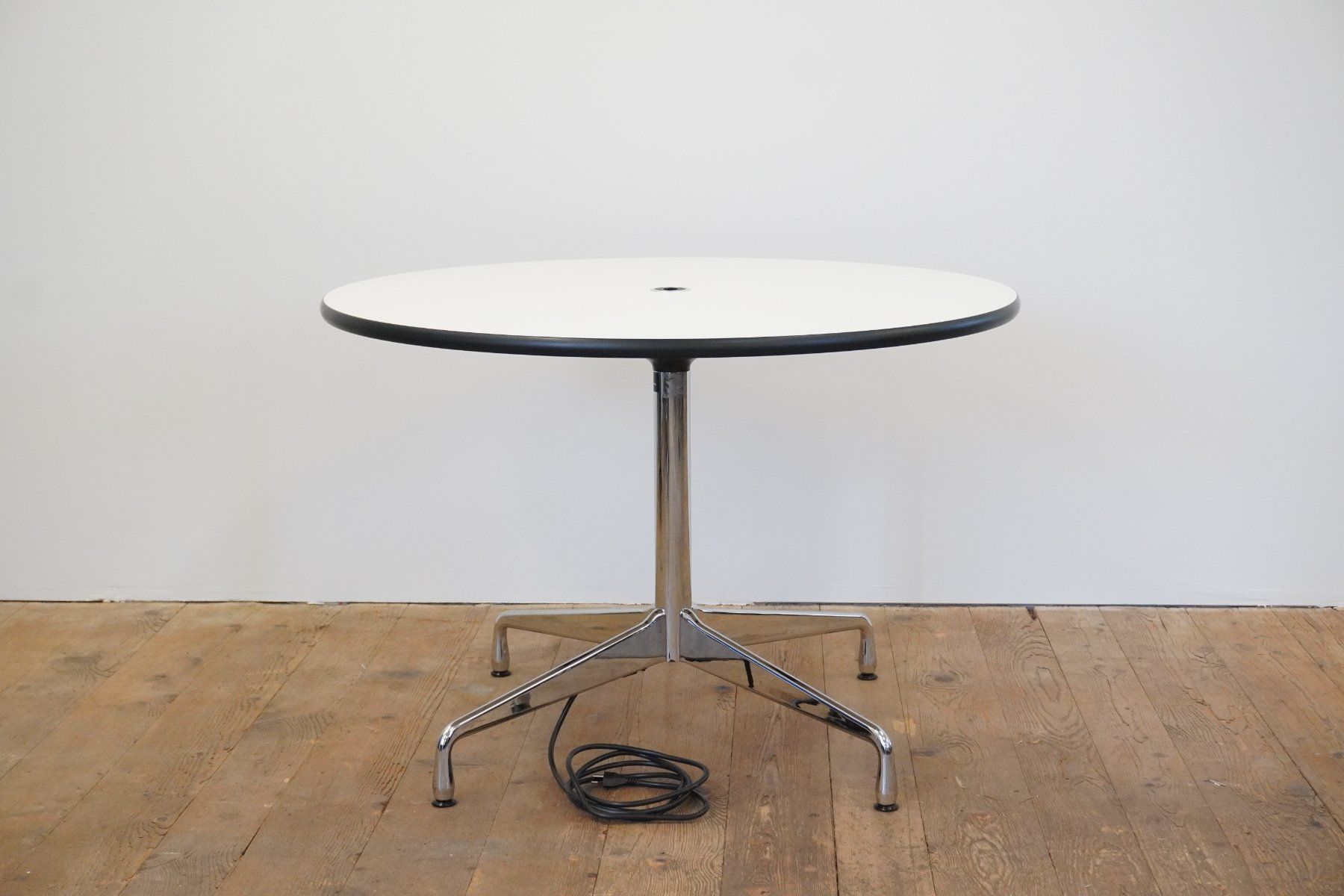 Vitra Tables: Vitra Segmented Table 110cm weiss – D'occasion à Bad Zurzach par QLASSIQ