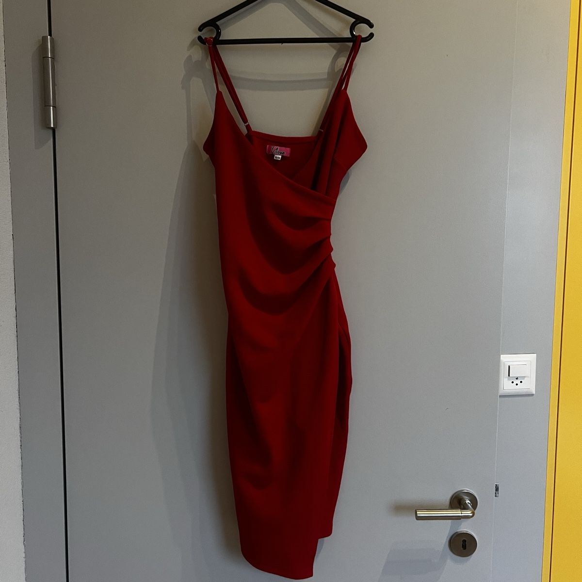 Vestiti: Rotes Kleid mit Cut Out am Bein – Nuovo (secondo la descrizione) da Chur venduto da noe_mh8b