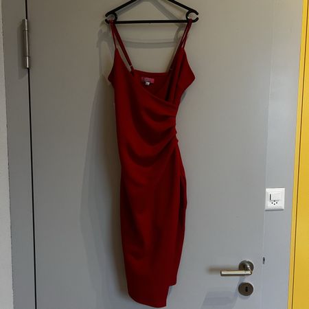 Rotes Kleid mit Cut Out am Bein