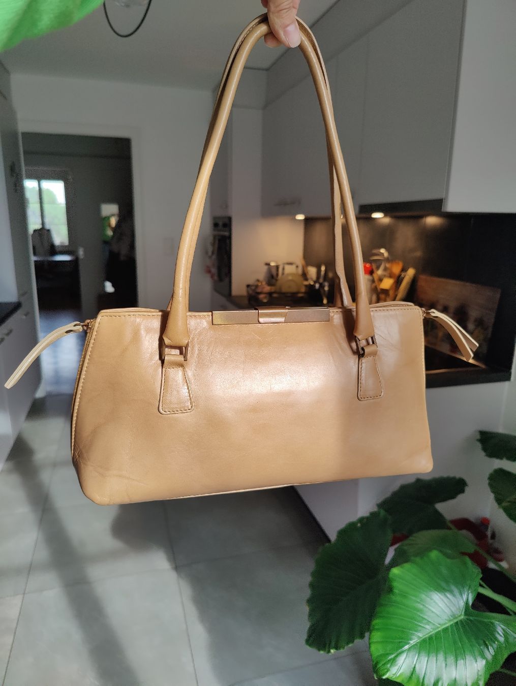 Taschen für Damen: Vintage Tan Leather Structured Shoulder Bag – Gebraucht aus La Tour-de-Peilz von dAutrefois 1