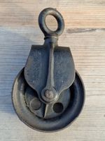 gut erhaltene massive antike Stahl-Seilrolle 12,5 cm Durchm.