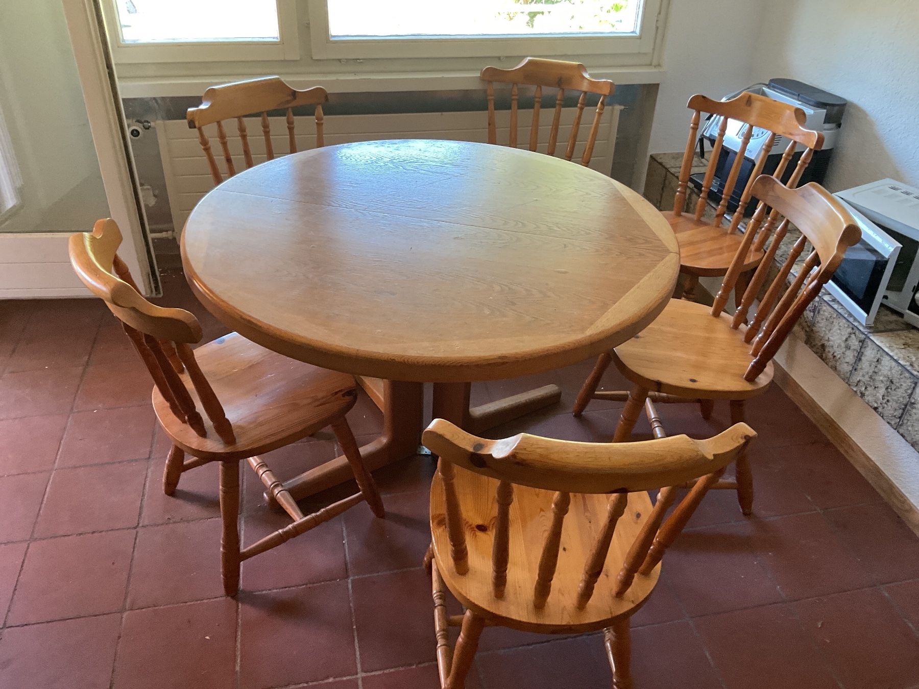 Tables: Massiver Holz - Tisch mit Ausziehfunktion – D'occasion à Uster par Hotelliquidation