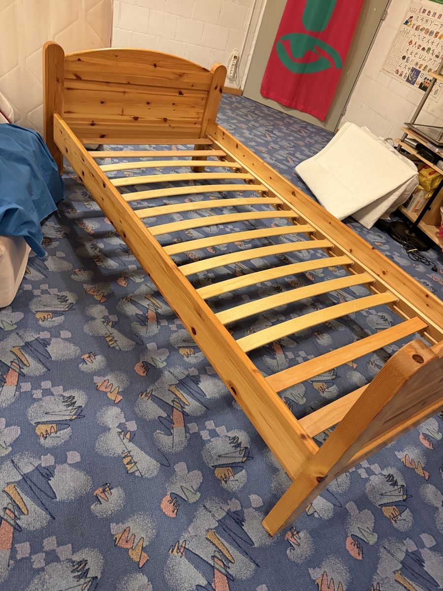 Letti: Holzbett 90cm x 200cm mit Matratze – Usato da Bern venduto da Wil.Wayne 3