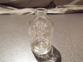 Flasche, Glas, verziert mit weissen Blumen