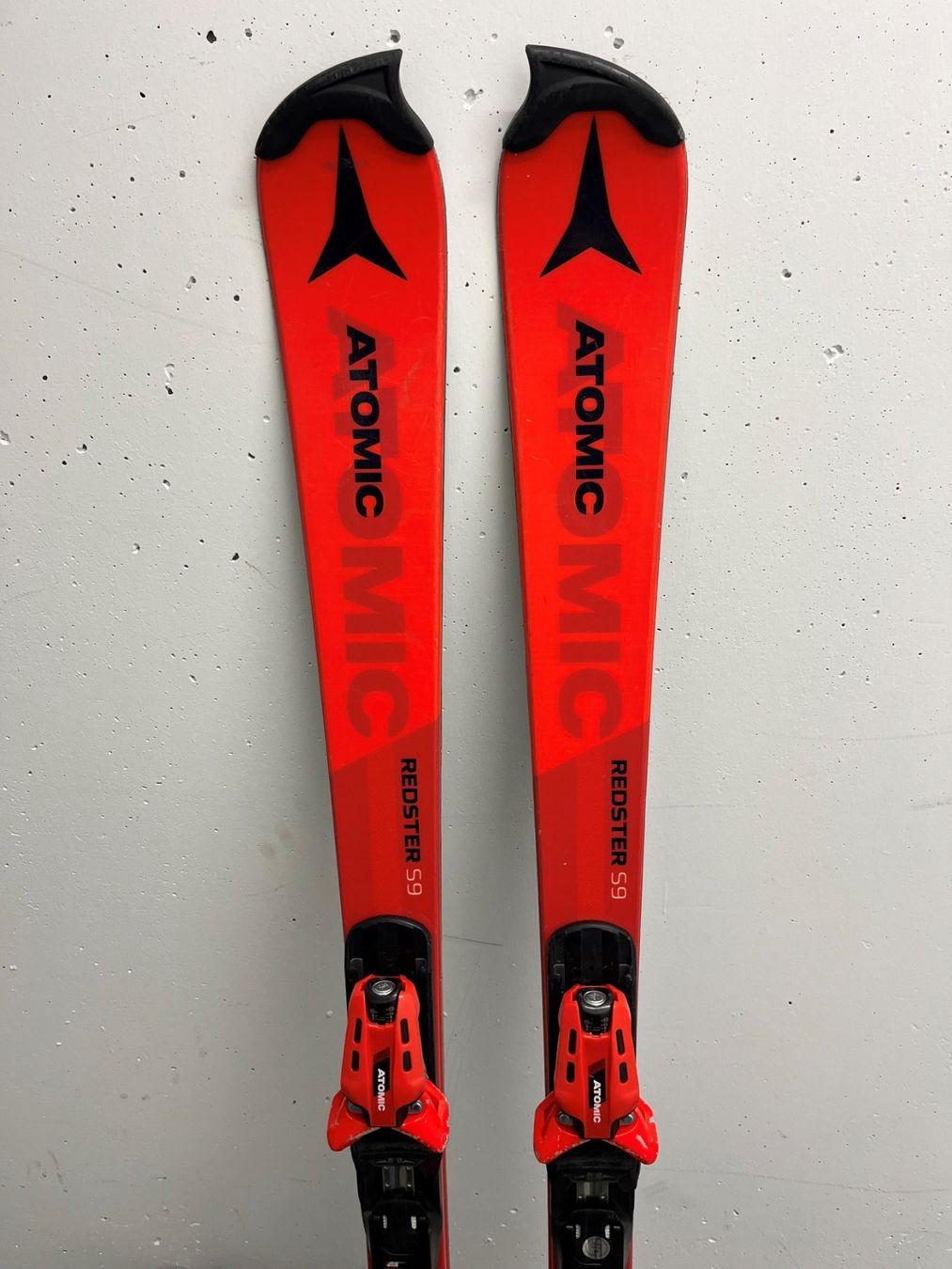 Atomic Sci: Atomic Redster S9 145 cm mit Skischuh Atomic – Usato da Felsberg venduto da flazila