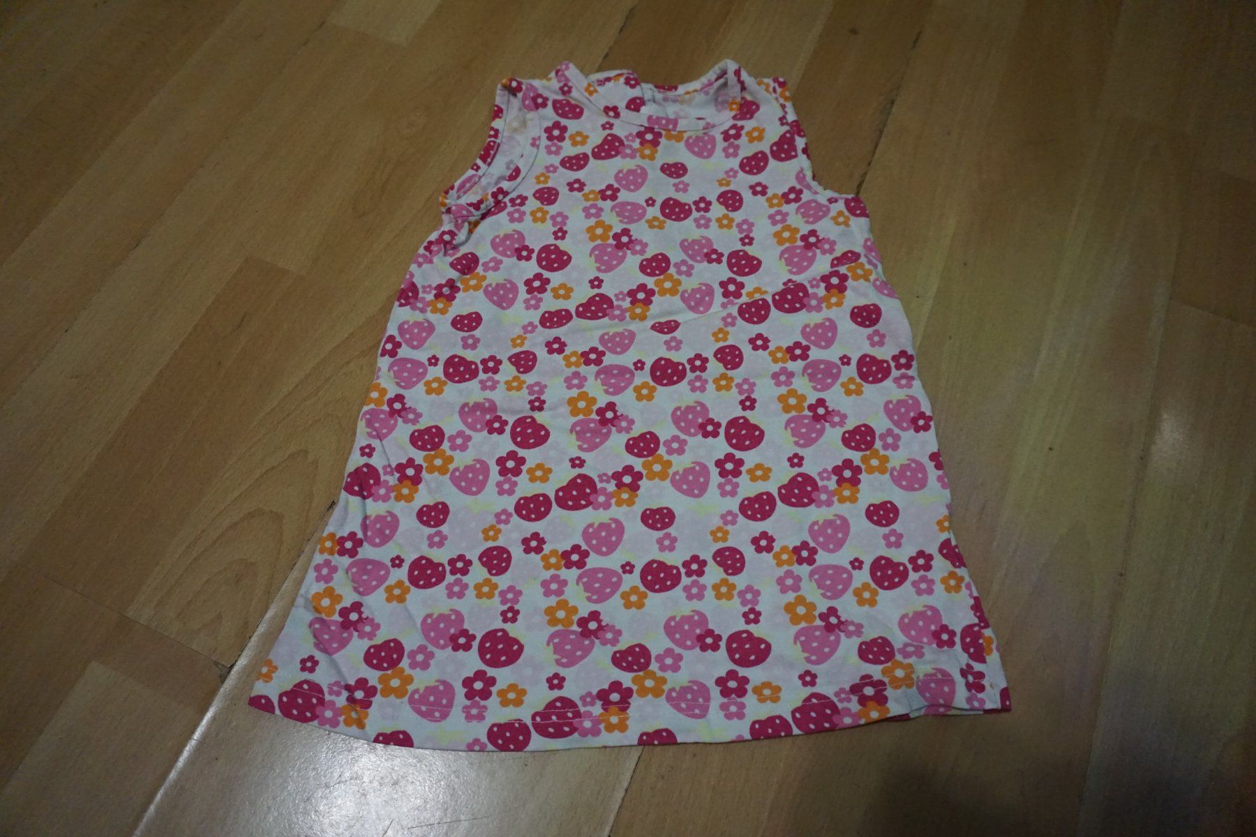 H&M Robes et jupes: Kleidchen H&M Erdbeeren Gr. 80 – D'occasion à Zürich par einalemjena