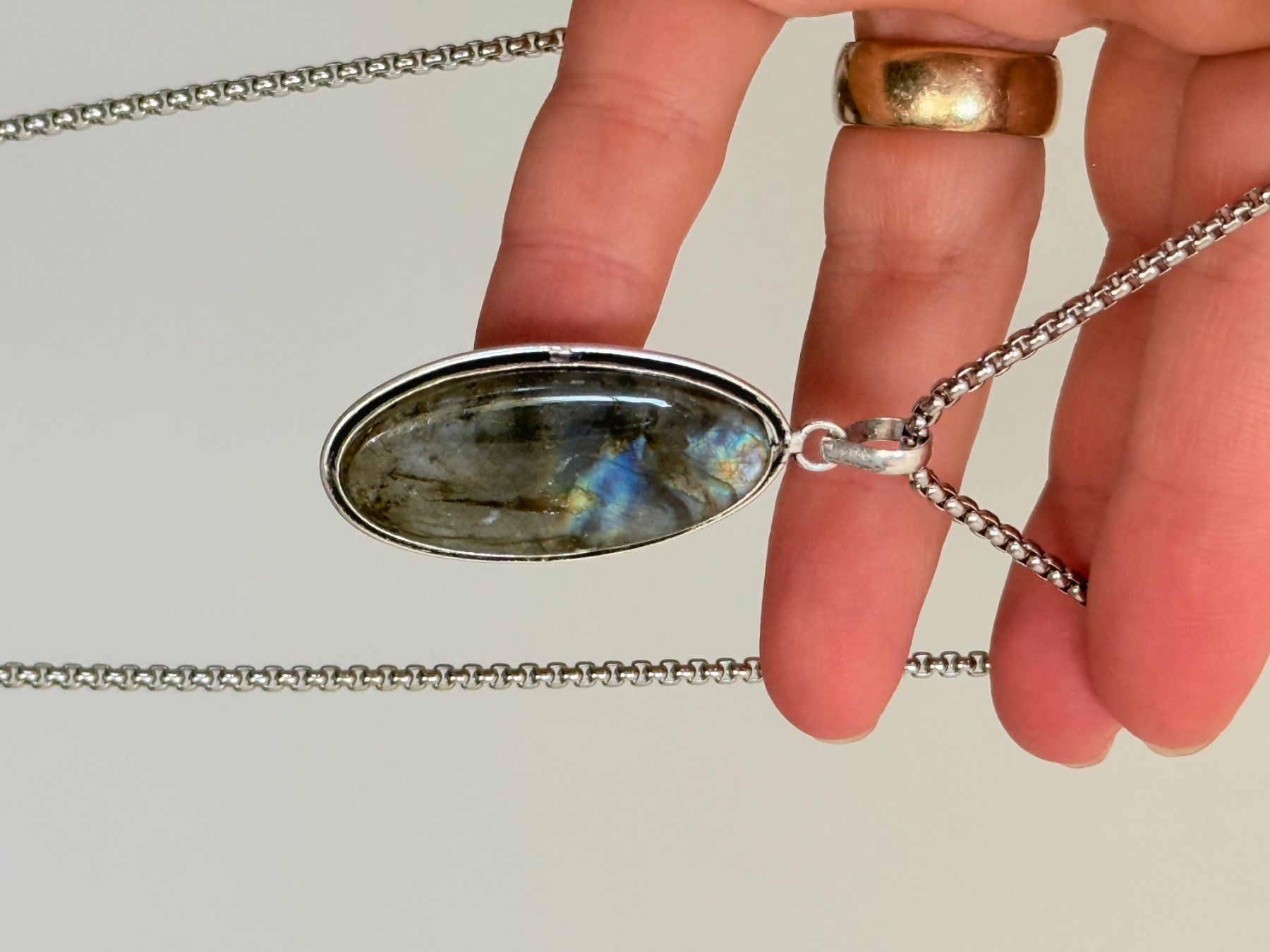 Catenine: Collier pendentif labradorite ovale – Nuovo e nell'imballaggio originale da Genève venduto da AGBERG 7