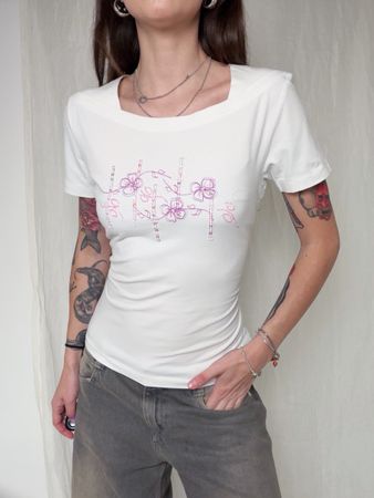 T-Shirt weiss mit Stickerei Blumen