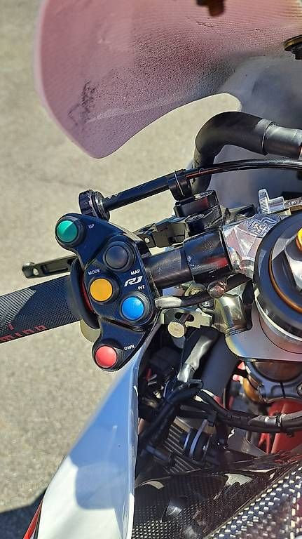 Yamaha Strada: Yamaha R1 de piste / track – Usato da St-Sulpice VD venduto da MrQ01 9