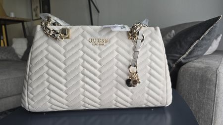 Elegante Guess Handtasche in Weiss - Neuwertig!