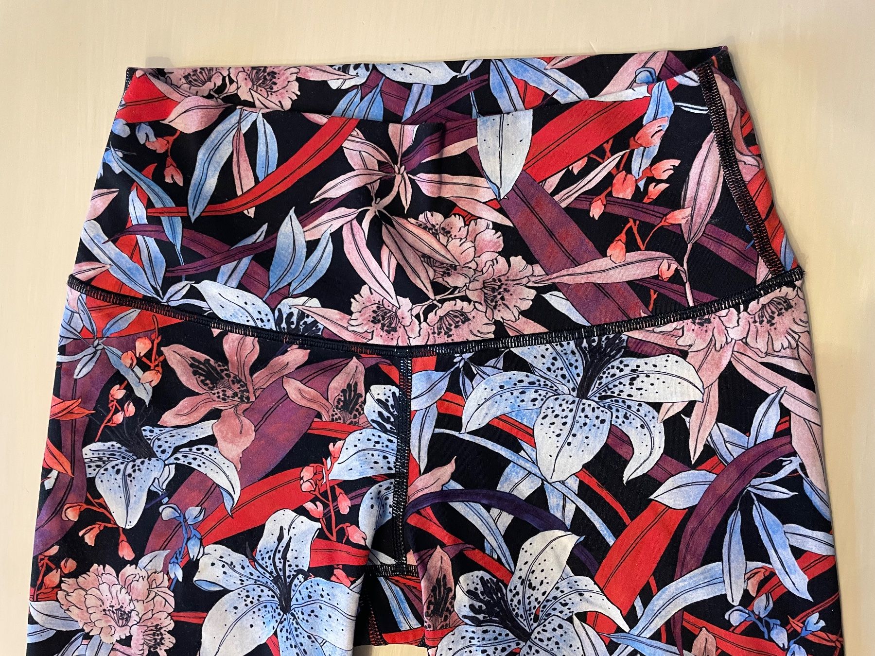 Lululemon Leggings: Leggings fleuris multicolores Lululemon – Gebraucht aus Trelex von fle_dqj6 1
