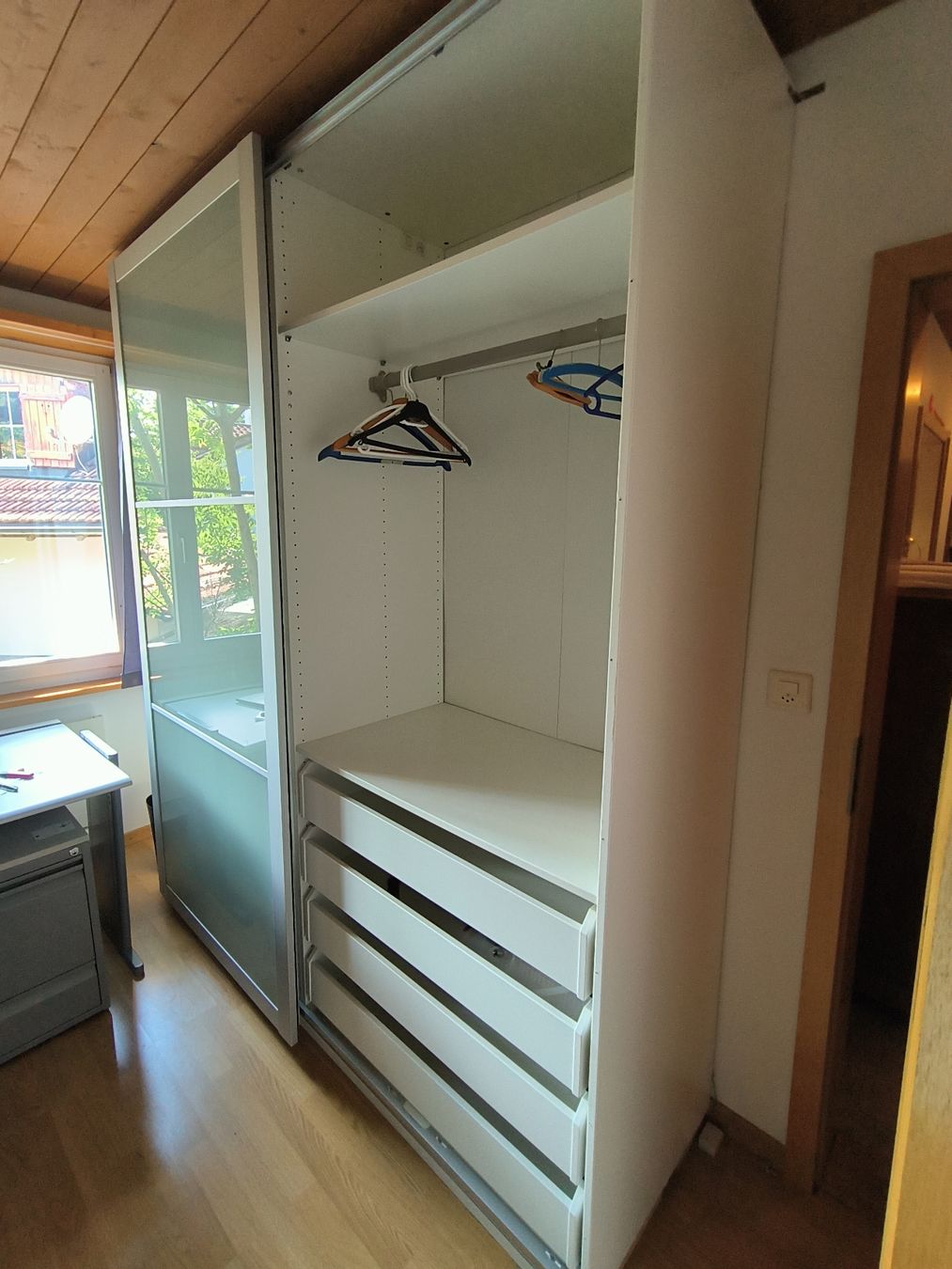 Armoires: Kleiderschrank  – D'occasion à Häggenschwil par daj_xr8h 1