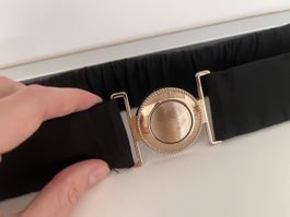 Cintura elastica nera con fibbia dorata elegante