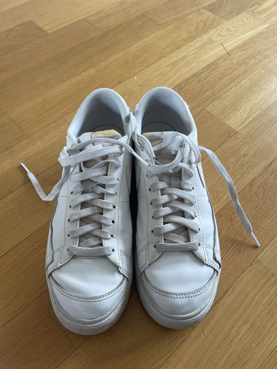 Herrenschuhe: Weisse Nike Blazer Low Damenschuhe – Gebraucht aus Glattpark(Opfikon) von rue_9c5p 4
