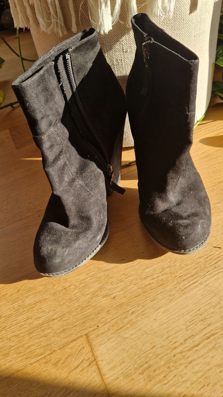 Damenschuhe: Schwarze Wildleder Stiefeletten mit Absatz Gr. 40 – Gebraucht aus Zürich von mis_2kxn 2
