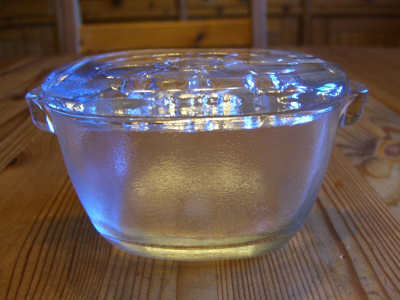 Bicchieri: hübsche Glasdose mit Deckel, CH Diamantglas handgegossen – Usato da Winterthur venduto da Gaia 2