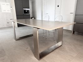 Besprechungstisch in Betonoptik mit Edelstahlgestell