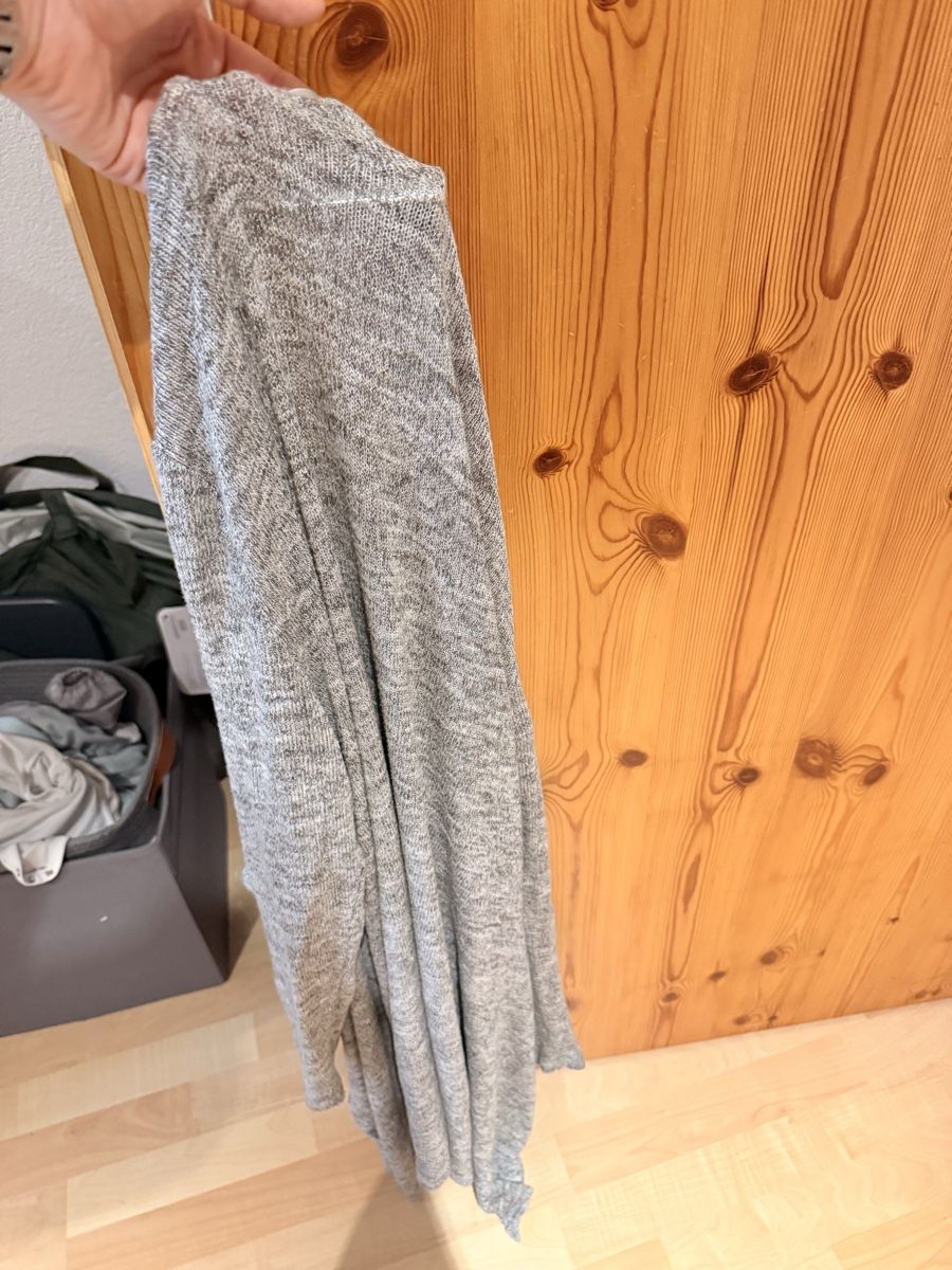 Manteaux: GRAUER STRICK-CARDIGAN – D'occasion à Samnaun-Compatsch par Melalein
