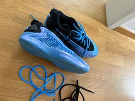 Baskets Homme Bleues et Noires Taille 40,5 Bon État