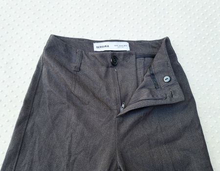 Bershka Stoffhose, Graue Bundfaltenhose, Gr. 32