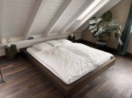 Bettrahmen mit Steckdosen & Lichtschalter (Nussbaum massiv)