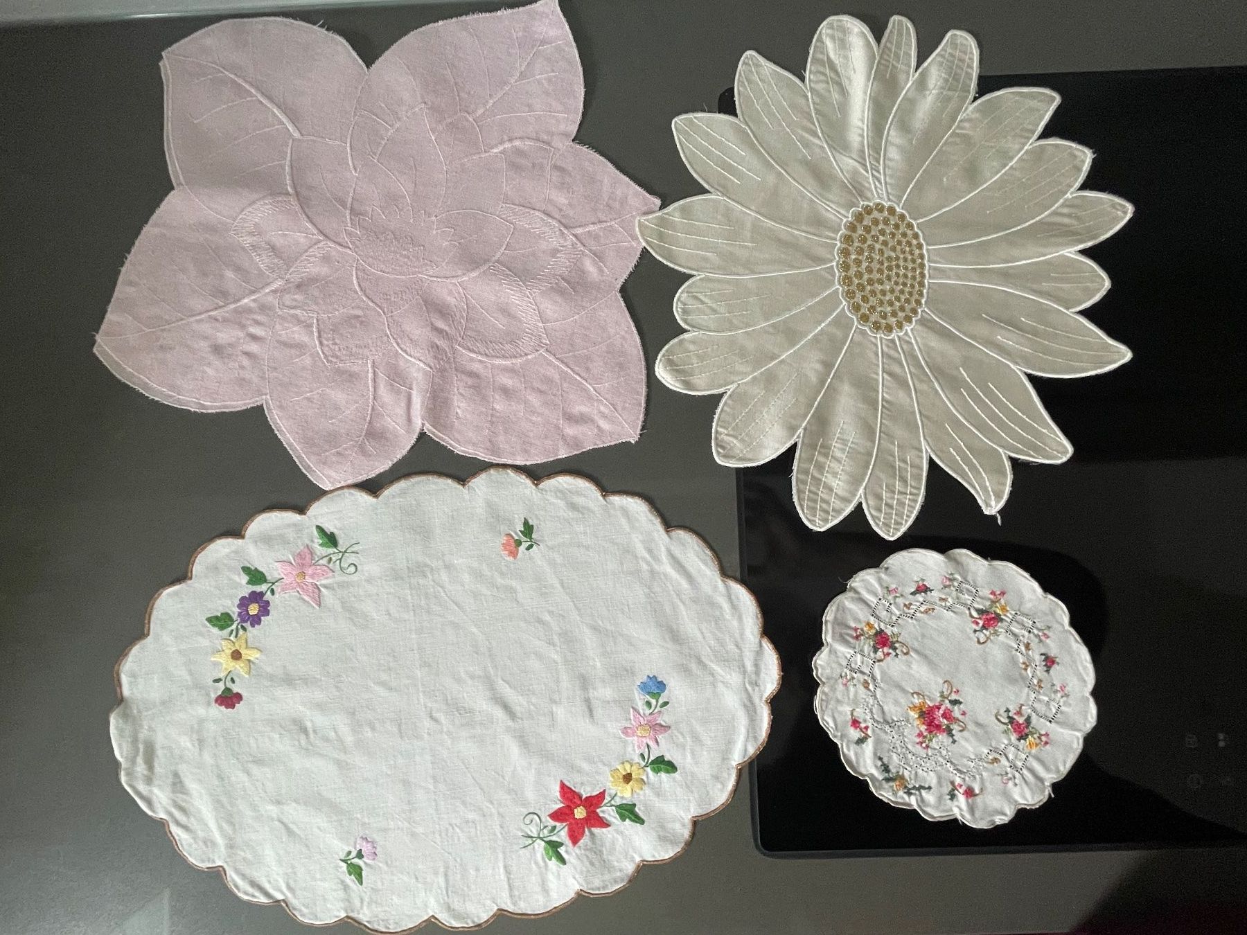 Altra biancheria da tavola: 5 bestickte Deckchen, Sets mit Blumenmuster, Vintage Deko – Usato da Winkel venduto da Kade50 3
