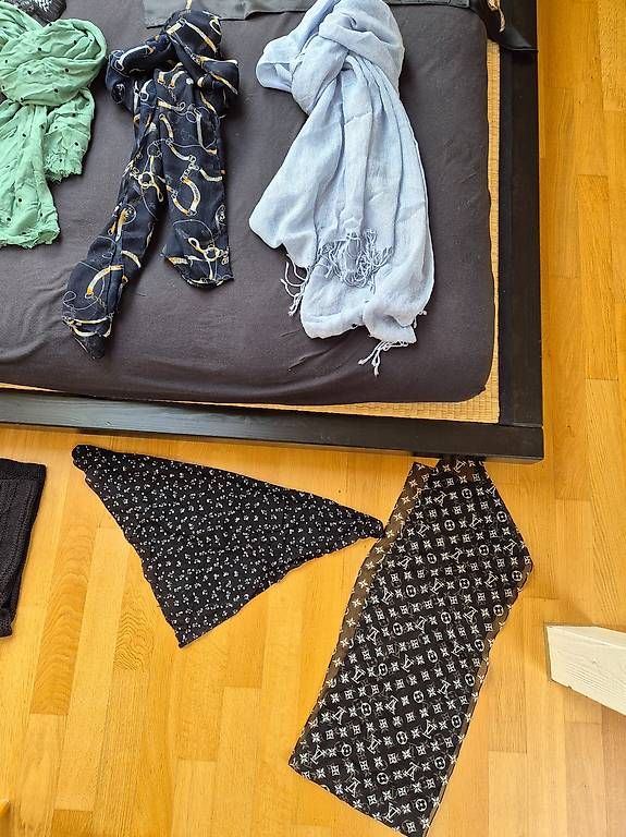 Foulard & Sciarpe: Set mit 11 Schals / Foulards – Usato da Kriens venduto da Moana89 2