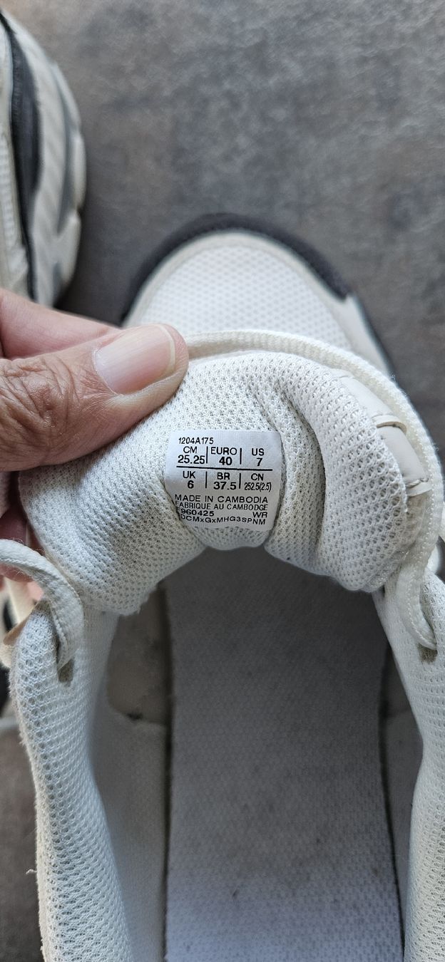 Asics Chaussures femmes: Baskets Asics blanc et gris pointure 40 – D'occasion à Wettingen par Italia63 2