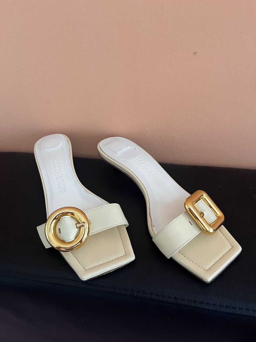 Jacquemus Damenschuhe: Jacquemus buckled leather mules – Gebraucht aus Zürich von ler_p76p