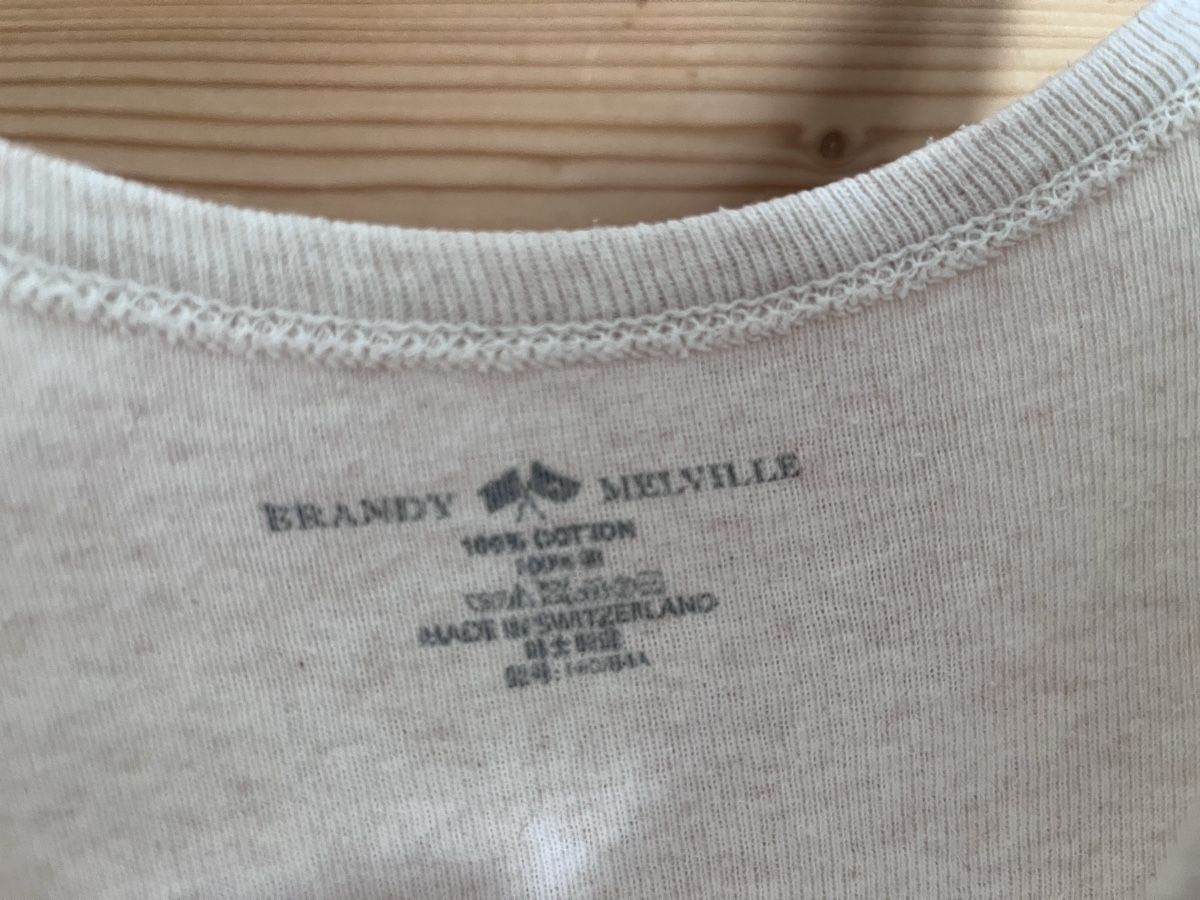 Brandy Melville Top: Brandy Melville Top beige – Usato da Wil SG venduto da aiy_fnm9 1
