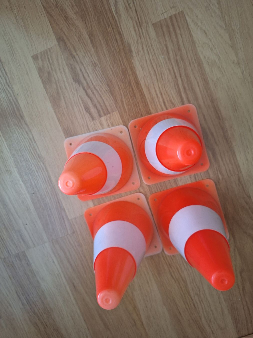 Spielzeuge: Kinder-Verkehrskegel 4 Stk. – Gebraucht aus Stettlen von CySpocy 1