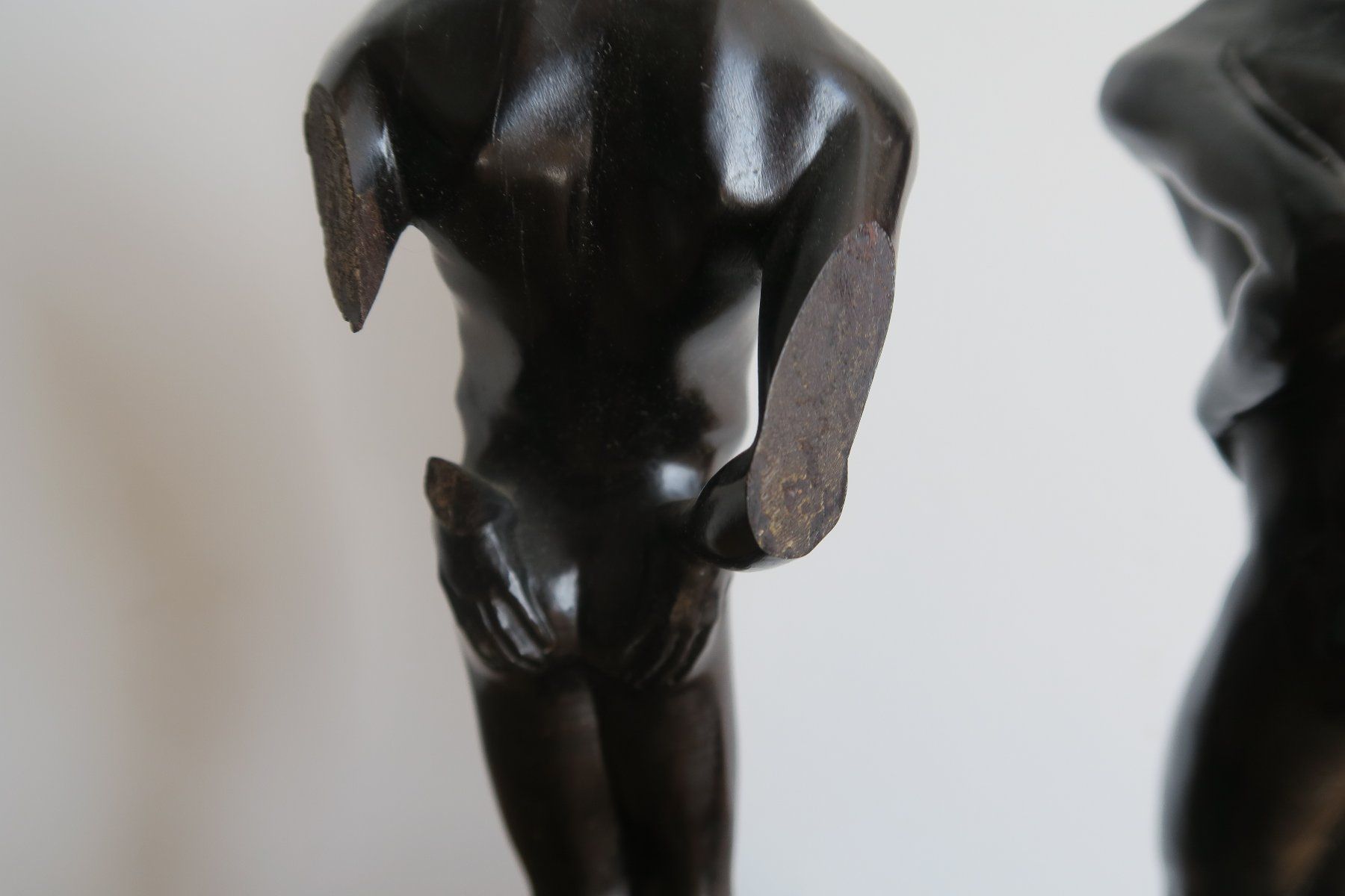 Skulpturen & Statuen: Art Deco monogrammierte Ebenholzfigur – Gebraucht aus Wädenswil von Turusukko 6