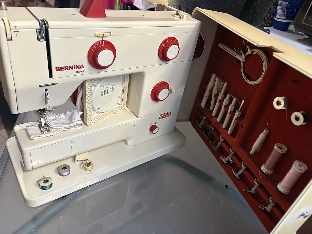 Macchine da cucire: Machine à coudre Bernina 900 – Usato da La Chaux-de-Fonds venduto da reg_yw68 4