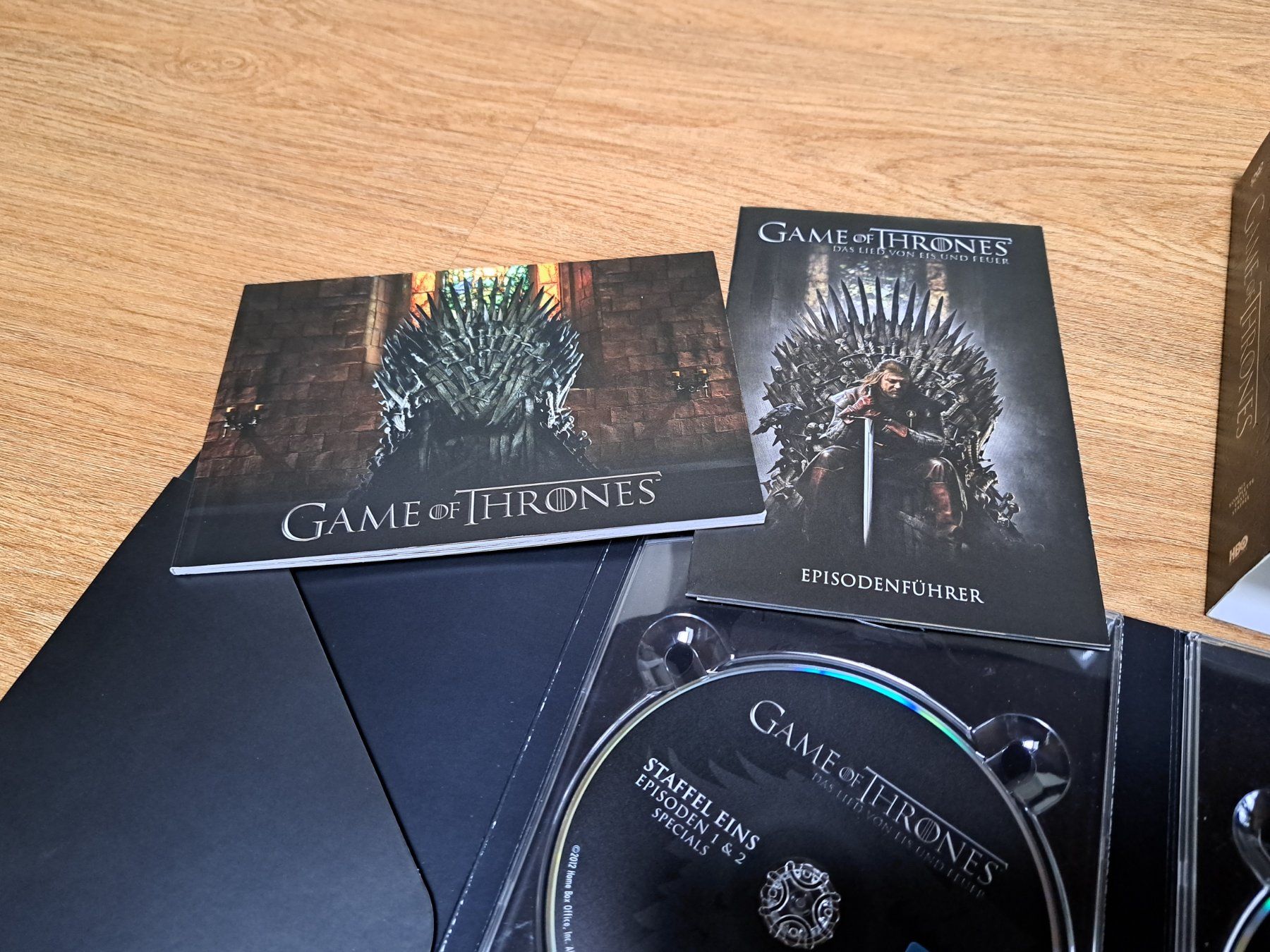Tutti i DVDs: Game of Thrones 1, Limitierte Sammlerbox mit 5 Discs – Nuovo (secondo la descrizione) da Unterseen venduto da Kanica 7