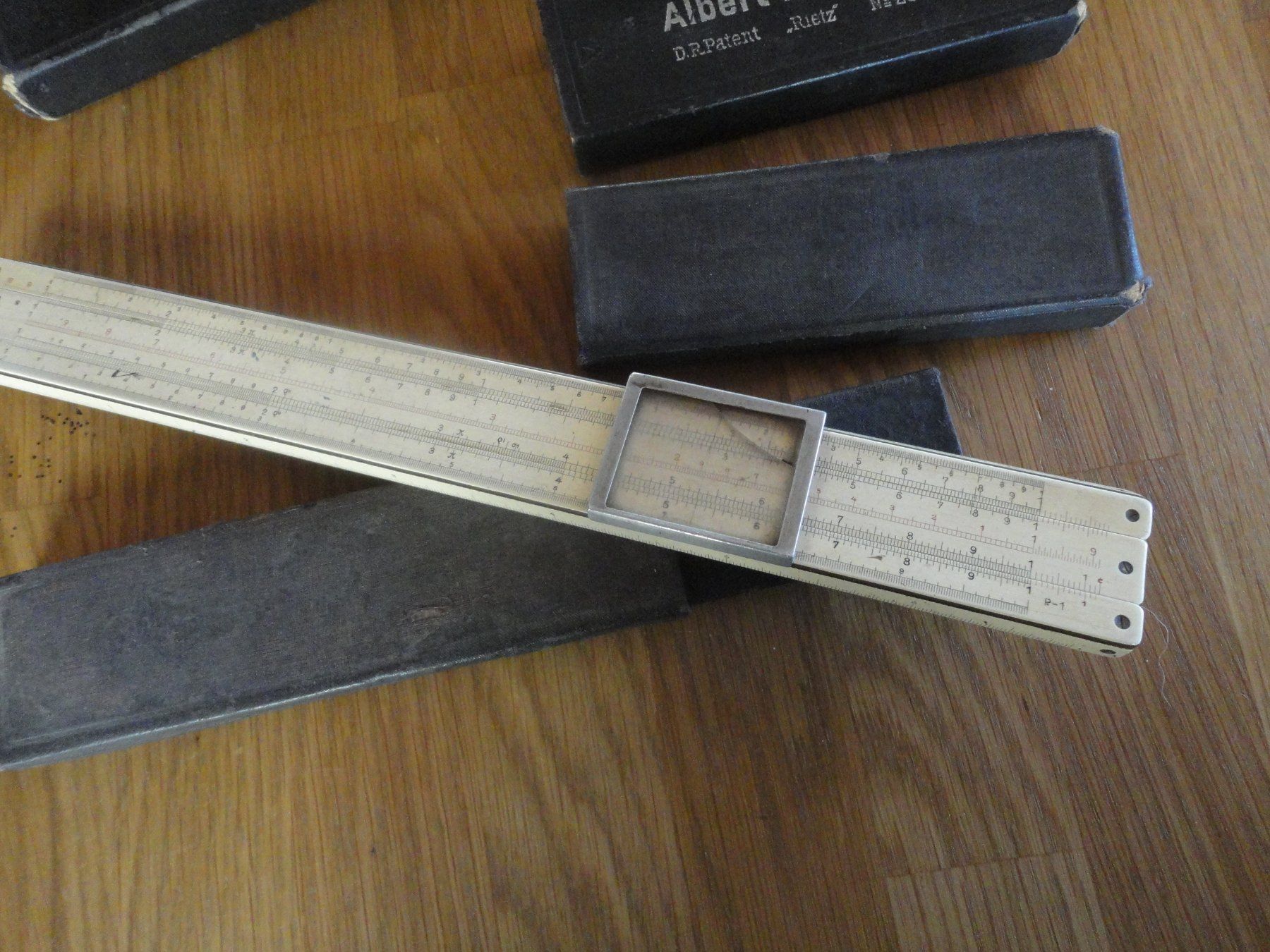 Calculatrices: Zwei Rechenschieber Holz mit Etui – D'occasion à Gelterkinden par Gimbo2 3