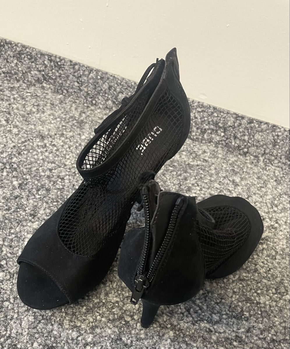 Scarpe da donna: Pumps mit Netzstoff Marke CUBE schwarz Grösse 40 neu – Nuovo (secondo la descrizione) da Au ZH venduto da Jaggy4 4