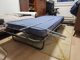 Stabiles Gästebett / Klappbett inkl. Schutzhülle & Matratze