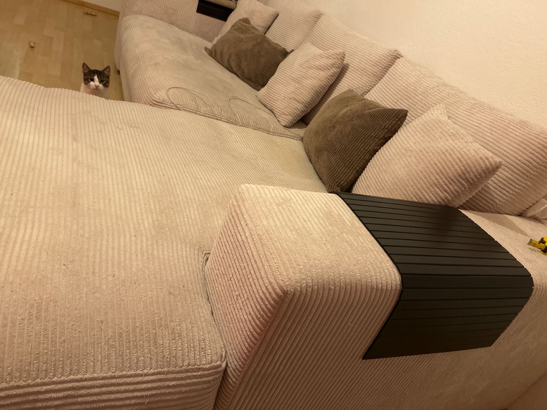 Sofas: Beige Ecksofa aus Cord – D'occasion à Brüttisellen par sar_7fs8 1