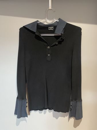 CHANEL Vintage – Top polo en maille fine avec boutons CC