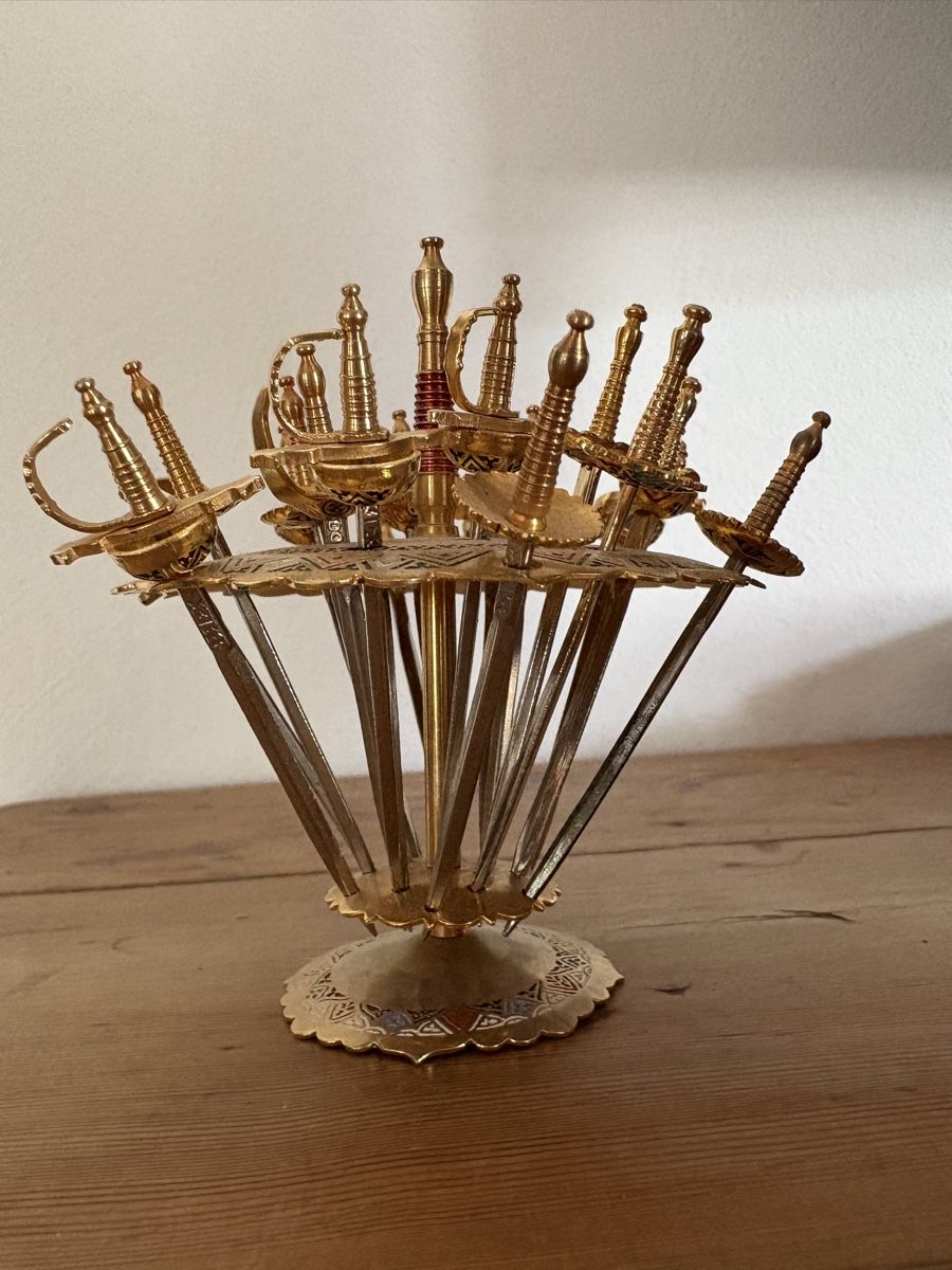 Alle Dekorationen: Vintage Sword Display - Unique Decorative Piece for Home – Gebraucht aus Seuzach von Diamand28