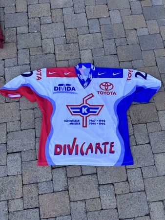 Original- Eishockey Trikot Signiert Reto Pavoni zu verkaufen
