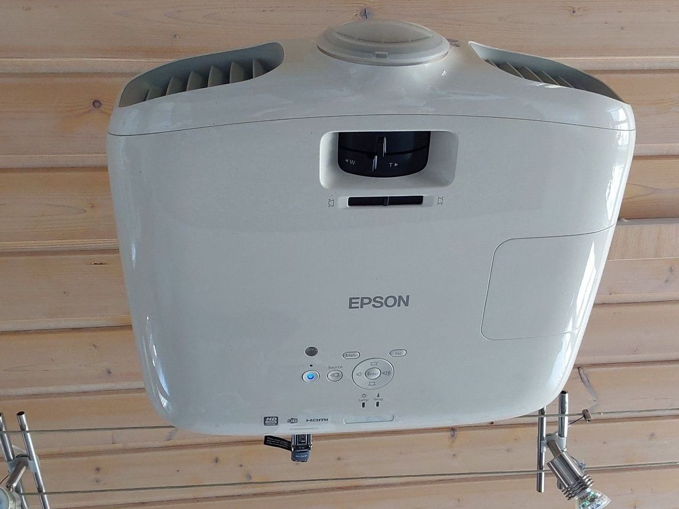 Epson Home Cinema: Heimkino Epson Beamer Motorleinwand – Usato da Basadingen venduto da Dant
