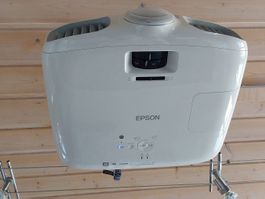 Heimkino Epson Beamer Motorleinwand