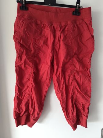 Capri Hose Chicoree rot    Gr. M guter Zustand