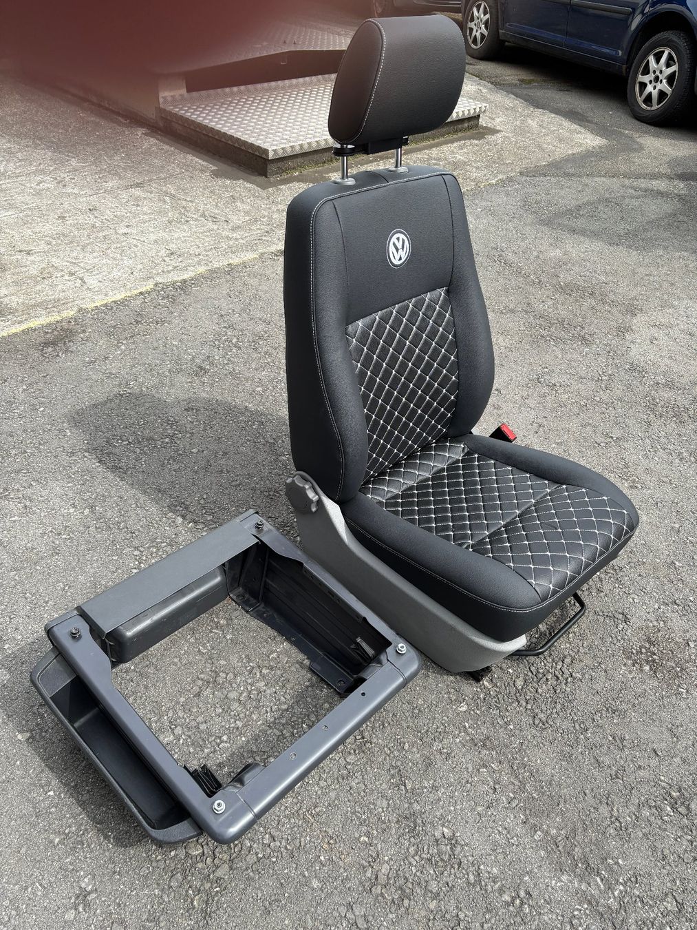 VW Tutti pezzi di ricambio auto: VW T5 neu bezogener Beifahrersitz mit Konsole – Usato da Gams venduto da mir_n5kk 1