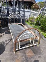 Bett Rahmen für den Garten, der Gitterrost ist defekt.