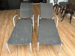 2 Gartenliegen / Liegestühle grau– verstellbar, gebraucht