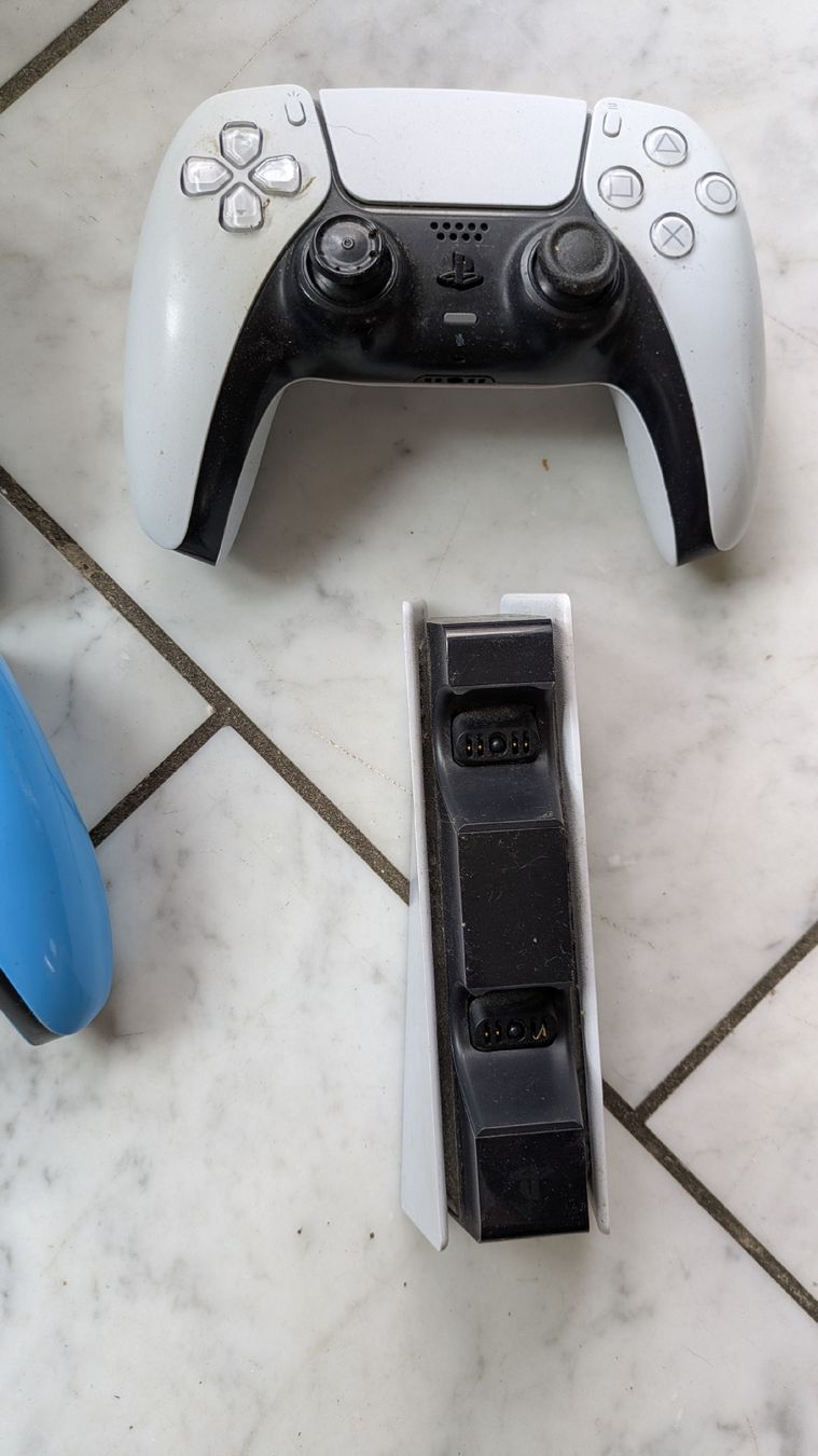 Sony Consoles: Playstation 5 disc 3 Controllern plus ladestation, Headset  – D'occasion à Böckten par svim 2