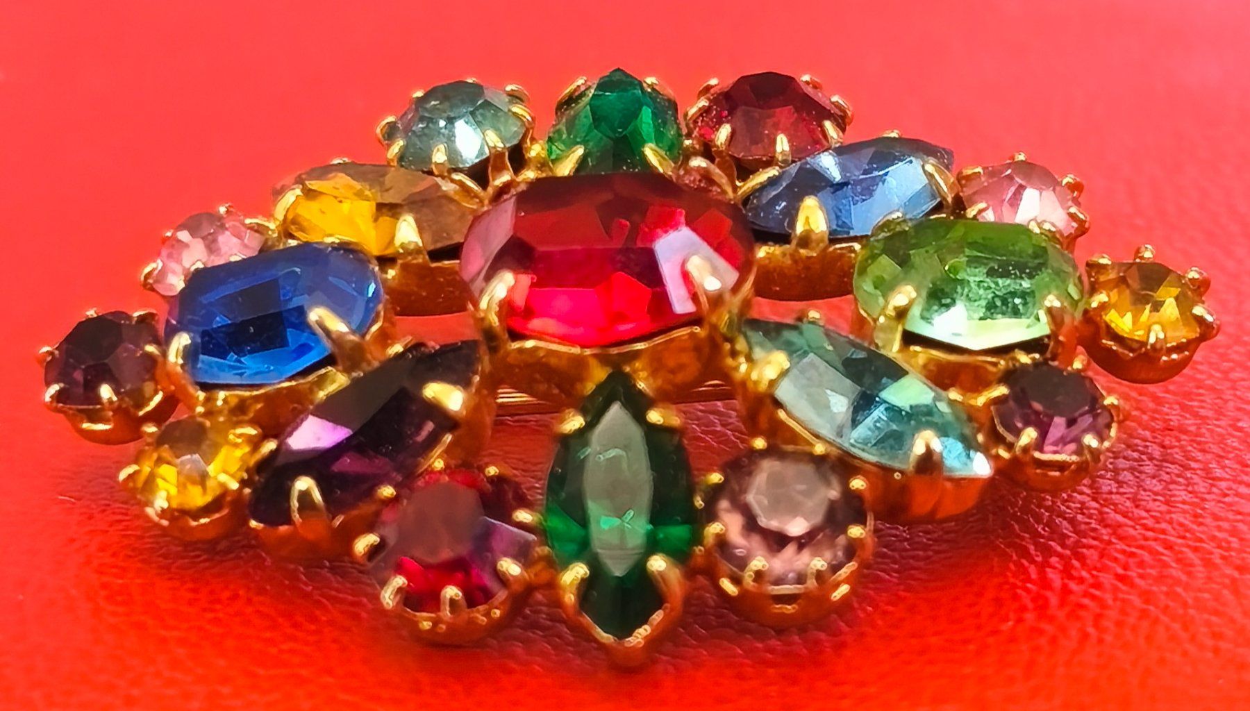 Broschen & Nadeln: Brosche mit Glassteinen Modeschmuck, fairer Versand – Gebraucht aus Zürich von Tanteemma369 3